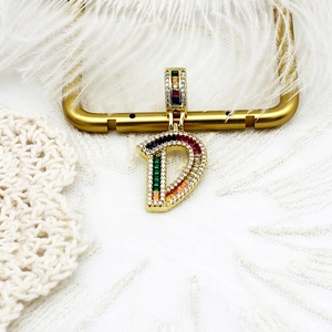 Détail du pendentif lettre D serti de zircons arc-en-ciel et plaqué or 18 carats de luxe