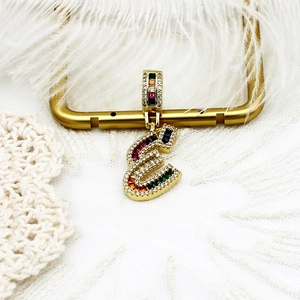 Détail du pendentif lettre E avec oxydes de zirconium multicolores et plaqué or
