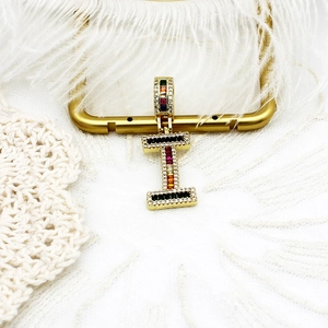 Détail du pendentif lettre I avec zircons multicolores et placage en or 18 carats
