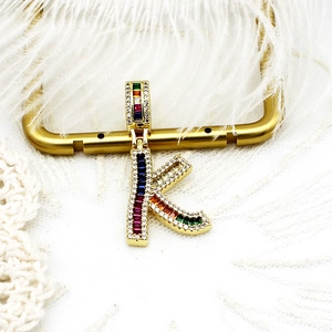 Détail du pendentif lettre K serti de zircons arc-en-ciel plaqué or 18 carats