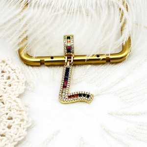 Détail du pendentif lettre L avec zircons colorés sertis et placage en or 18 carats