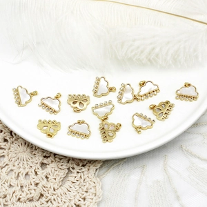 Colgante de nube chapado en oro 18K con nácar blanco y borlas de gotas de cristal