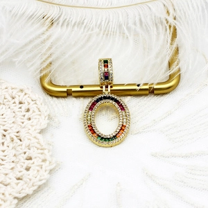 Vue détaillée d'un pendentif en zircon arc-en-ciel plaqué or 18k sur des plumes blanches
