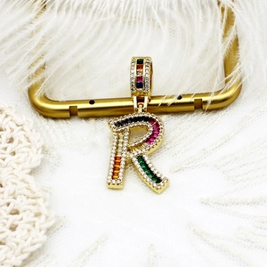 Détail du pendentif lettre R plaqué or 18 carats avec zircons colorés effet arc-en-ciel