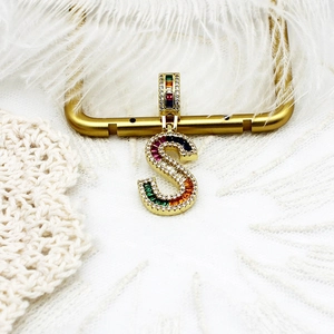 Détail du pendentif lettre S plaqué or 18k avec pierres de zircone multicolores