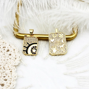 Détail de pendentifs rectangulaires en or avec cristaux micro-pavés et émail coloré