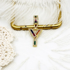 Vue détaillée du pendentif lettre Y plaqué or 18 carats avec oxydes de zirconium colorés
