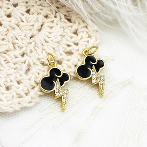 Macro detail van onweerswolk hangers met zwart emaille en zirkoon voor DIY sieraden