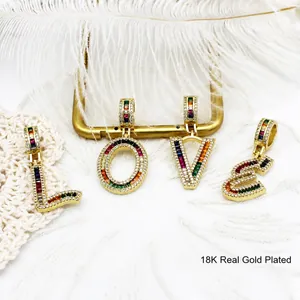 Pendentif Lettre Initial Alphabet Strass Arc-en-Ciel en Cuivre Plaqué Or 18K Micro Pavé Cristal Multicolore Charme de Collier Bijoux Femme