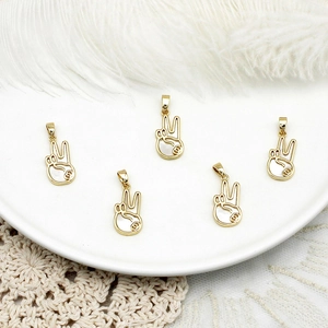 Pendente a Forma di Gesto della Mano della Vittoria in Rame Placcato Oro 18K Madreperla Bianca Segno di Pace per DIY