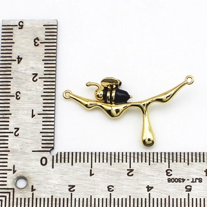 Ast-Anhänger mit 18K Goldbeschichtung, schwarzer Biene und Größenvergleich-Lineal