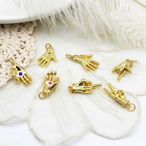 Pendentifs main de fatma dorés avec zircone pour création bijoux DIY sur blanc