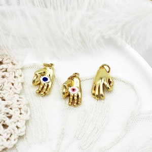 Pendentif geste OK en alliage doré avec œil émaillé bleu et rose pour la création de bijoux