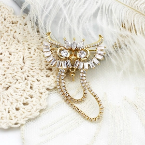 Élégante broche chouette dorée avec cristaux étincelants et chaînes à glands pour costumes