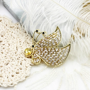 Élégante broche papillon en or avec zircons incrustés et monture pour perle
