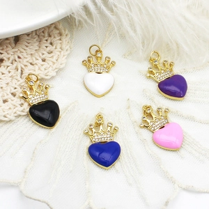 Colgantes de corazón con corona bañados en oro de 18K con esmalte de colores y circón