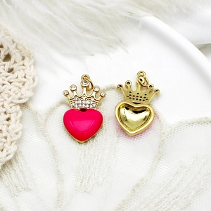 Exquisito colgante de corona de corazón en oro de 18K con esmalte rojo y circonitas