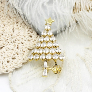 Eleganter Weihnachtsbaum-Anstecker mit Mikro-Zirkonia auf Goldbasis