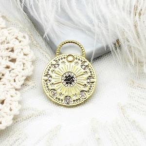 Gouden kompas hanger met micro-pave zirkonia en zon, maan en ster astrologische details
