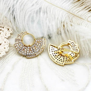 Elegante 18K gouden waaieroorbellen met witte katteoogsteen en zirkonia details