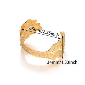 Vue détaillée du bracelet jonc feuille dorée avec texture martelée et dimensions précises