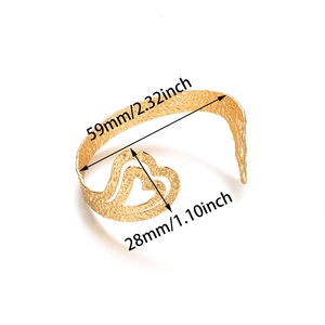 Détail du bracelet manchette martelé plaqué or 18 carats avec dimensions du cœur