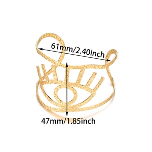 Dimensions détaillées du bracelet œil doré avec une structure métallique texturée creuse