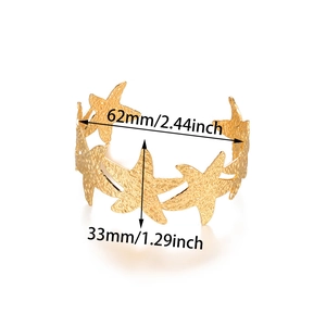 Détail du bracelet manchette étoile de mer dorée martelée avec mesure de 62mm de large