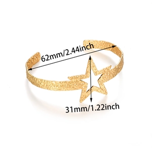 Vue détaillée du bracelet jonc martelé doré avec étoile évidée et marques de taille