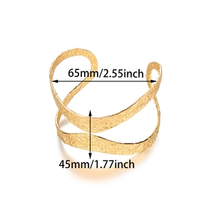 Détail d'un bracelet ouvert doré martelé avec indications de dimensions de 65mm de diamètre
