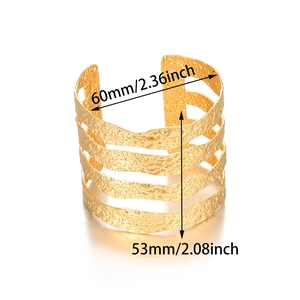 Vue détaillée du bracelet manchette doré martelé montrant les dimensions de 60mm de diamètre