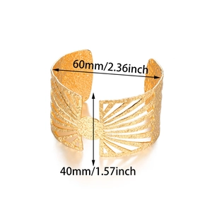 Vue détaillée du bracelet manchette doré avec texture martelée et découpes géométriques chic