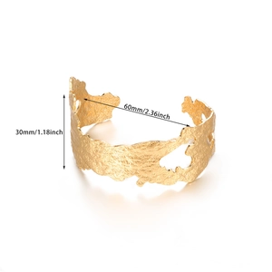 Détail du bracelet manchette doré 18K de 30mm de large avec texture martelée et 60mm de diamètre