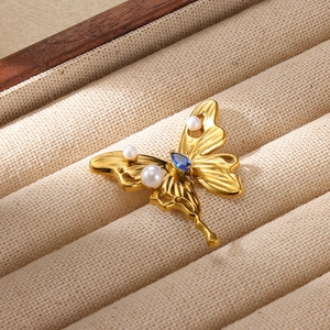 Moda Spilla a Farfalla in Acciaio Inossidabile Placcato Oro Con Zircone Pietra Blu Imitazione Perla Artificial Dolce Insetto Corsage Spilla Gioielli