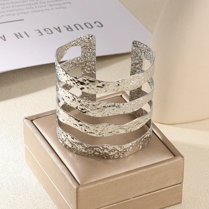 Bracelet manchette multicouche argenté martelé au design large et ouvert pour femme