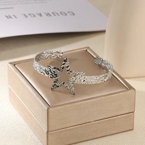 Détail du bracelet argenté martelé avec étoile découpée sur boîte à bijoux