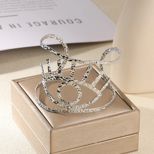 Détail du bracelet rigide martelé motif œil protecteur argenté avec longs cils