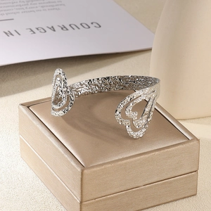 Vue détaillée du bracelet jonc martelé argenté avec des extrémités en forme de cœur