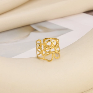 Nahaufnahme des goldfarbenen Blumenrings mit Hammerschlag-Textur und Vintage-Design