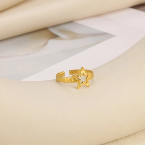 Detail eines vergoldeten Sternrings mit gehämmertem Finish und minimalistischem Stil