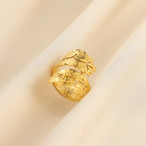 Detail der goldenen Blattstruktur auf einem verstellbaren Edelstahlring für Damen
