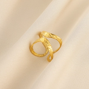 Detail eines vergoldeten, zweilagigen offenen Rings mit gehämmerter Lavatextur