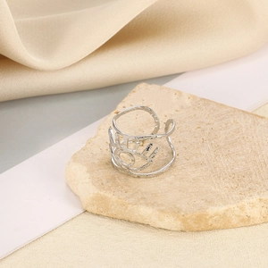 Künstlerischer silberner Ring mit Augen-Design und Hammerschlag-Textur auf Stein