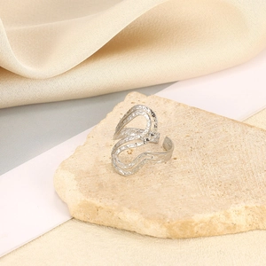 Detailansicht eines silbernen Edelstahlwellenrings mit Hammerschlag-Textur auf Naturstein
