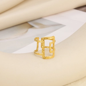 Detailansicht eines vergoldeten offenen Rings mit unregelmäßiger geometrischer Felsstruktur