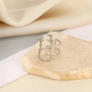 Nahaufnahme geometrischer Silberring mit Hammerschlag-Oberfläche auf Naturstein