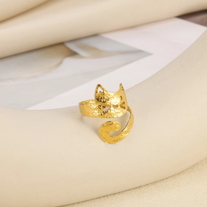 Goldener Katzenring in offener Form mit Hammerschlag-Struktur und Vintage-Design