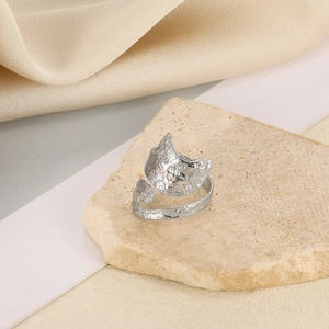 Nahaufnahme von Katzenring mit Hammerschlag-Textur und verstellbarem Band auf Stein