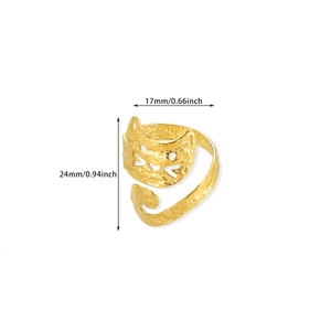 Detail view of a gold-toned cat-shaped ring with 24mm height and hammered metal texture