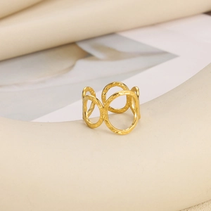 Detaillierte Makroansicht des vergoldeten verschlungenen Rings mit Hammerschlag-Metallstruktur